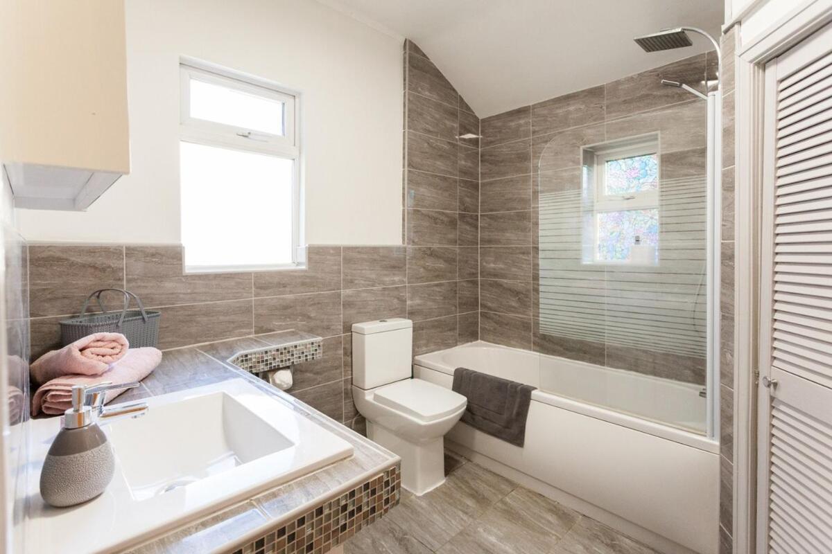 The Oxton Club, Games And Pool Table Holiday home Liverpool